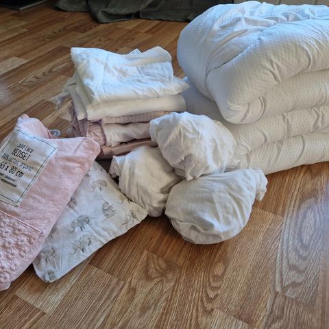 Dyner og sengetøy til nyfødt