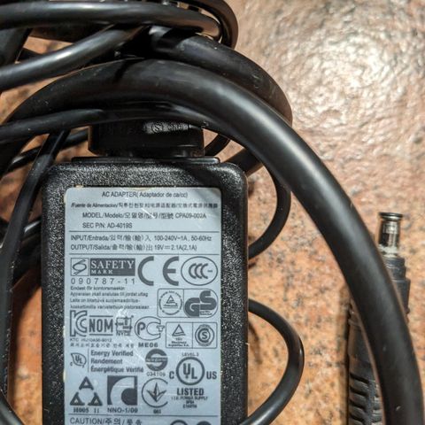 AC adapter output 19V