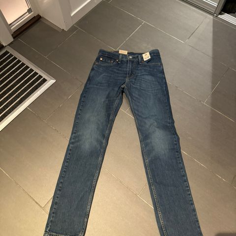 Leivs jeans med fremdeles merkelapp på ubrukt 29-32