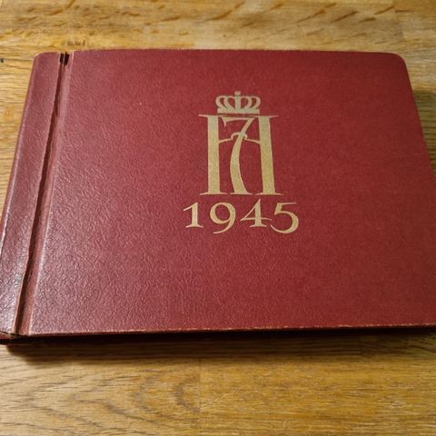 Lite fotoalbum utgitt 1945