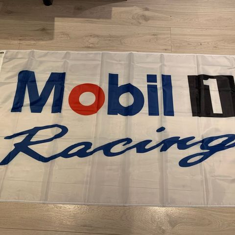 Mobil1 racing flagg