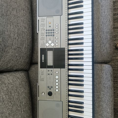 Keyboard med stativ, uten pedal