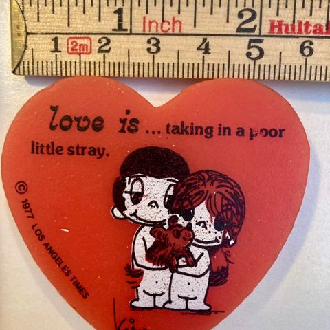 Vintage 70s talls viskelær - sjelden : Love Is… taking in a poor litt..( som ny)