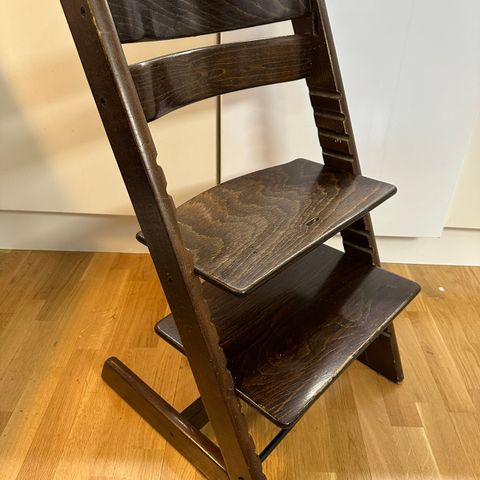 Reservert: Tripp trapp stol i mørk brun finish