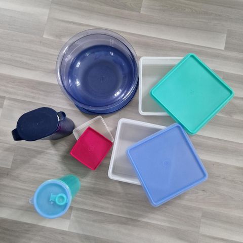 Tupperware selges kr 150.Må hentes.