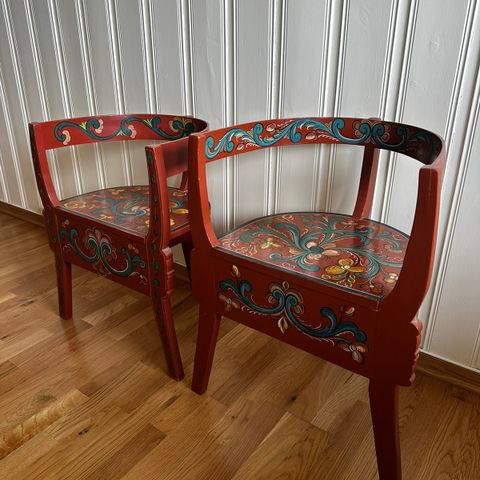 Rosemalte stoler