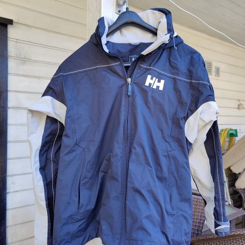 Mørkeblå Helly Hansen jakke med hvite detaljer