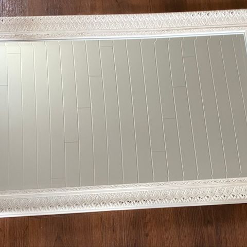 speil med vakker kraftig hvit ramme