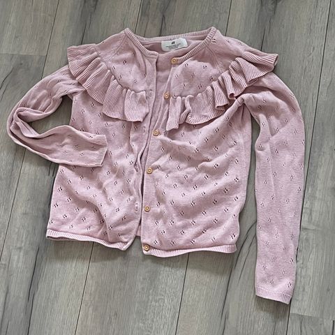 en rosa fin jakke