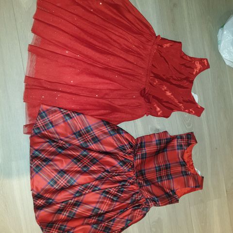 Røde kjoler str 134/140 (9-10 år)