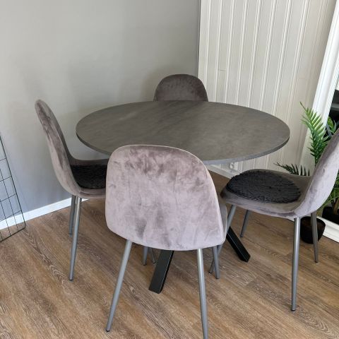 Rundt spisebord med 4 stoler