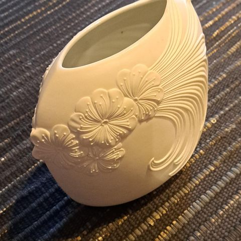 Hvit vase bisque porselen