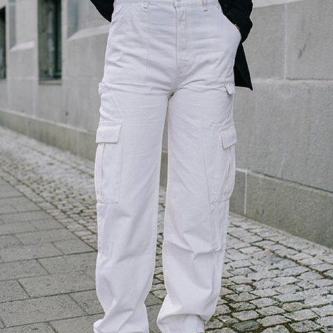 Hvit cardigo jeans fra Bikbok, str 36