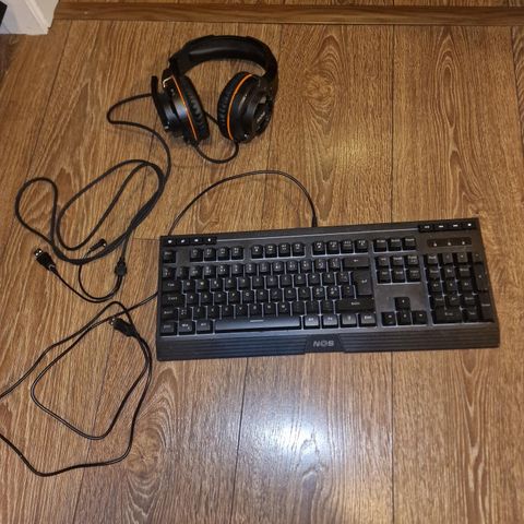 Tastatur og headset for gaming