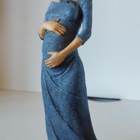 Gravid kvinne.  Skulptur.  Produsent CANDY DESIGNS i Norge.  Høyde 23 cm.