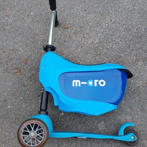 Knalltøff Micro Mini2go Deluxe Blue sparkesykkel med tre hjul