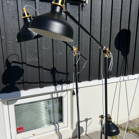 Lamper, sett med en bordlampe og 2 stålamper fra IKEA selges.