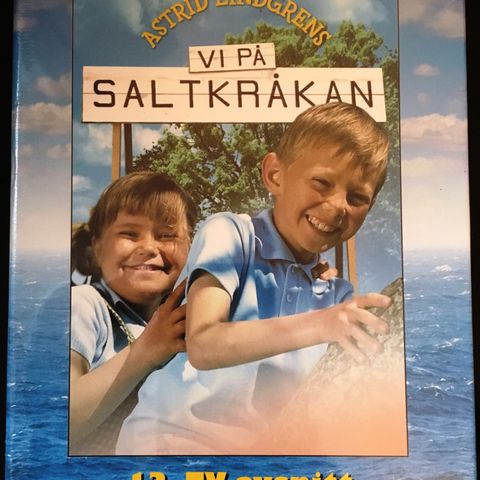 VI PÅ SALTKRÅKAN - SJELDEN SAMLEBOKS  (NY I PLAST)