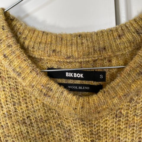Woolblend genser fra Bikbok