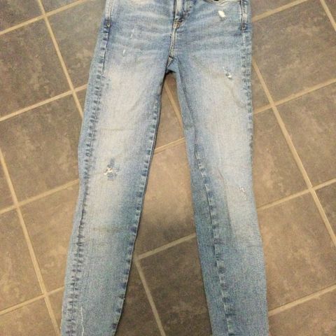 Zara jeans med slitte detaljer, str 34