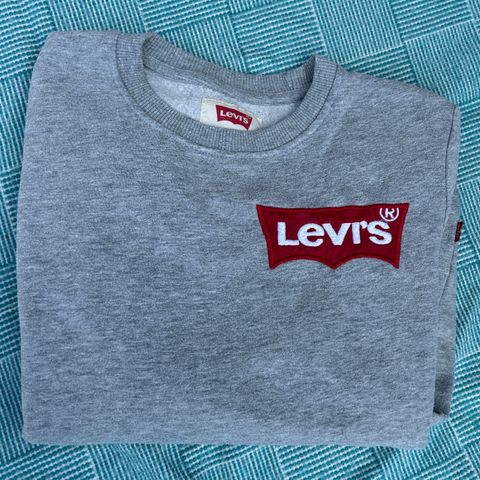 Levi's genser str.152/12 år, men liten i størrelsen. Anbefales til 8-10 år