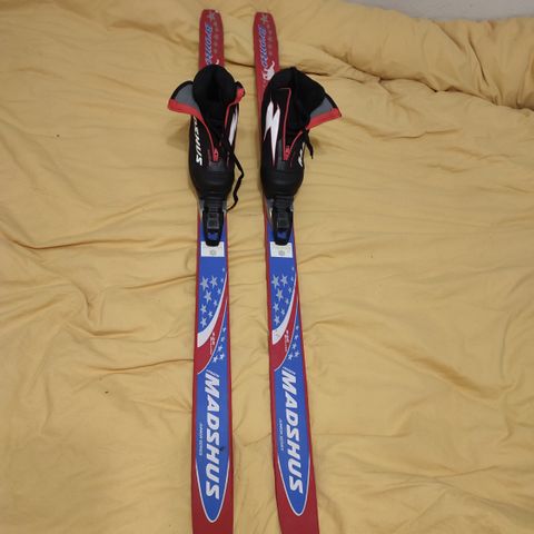 Barneski str 28 selges/Vekt: 825 gram/127cm/ Madshus Raceline skisko junior