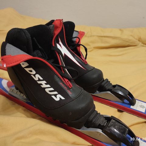 Barneski str 28 selges/Vekt: 825 gram/127cm/ Madshus Raceline skisko junior