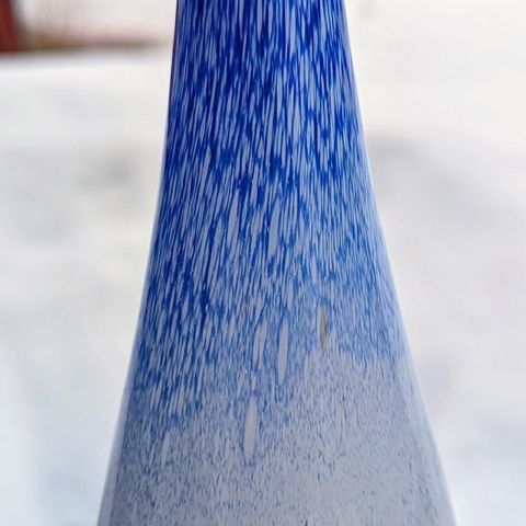 Hattevase i kunstglass fra Magnor Glassverk (22,5 cm H)