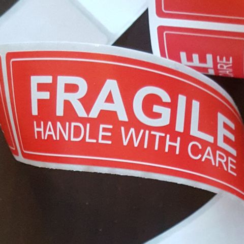 "FRAGILE" "HANDLE WITH CARE" Klistremerker på rull 50 stk . trnd 25,-