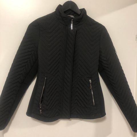Lett, svart jakke med fin fasong  strl S