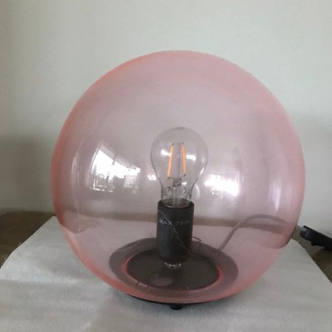 Rosa FADO bordlampe fra Ikea