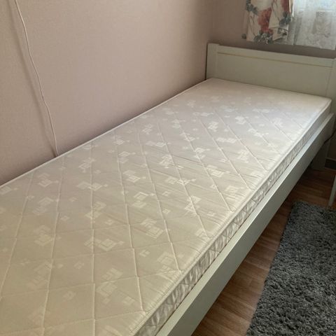 Senger 1 stk nye madrasser med overmadrass. 75x195 cm