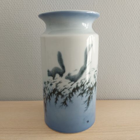 PP. Stor vase. Springende ekorn. 22 cm. Strøken