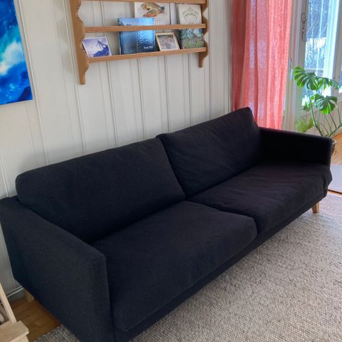 Stilig sofa i sort ull fra Sits