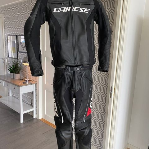 Dainese skinndress to delt