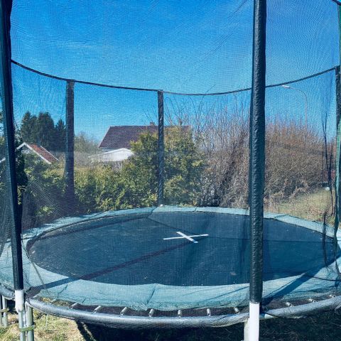 Stor trampoline m nett selges rimelig💚