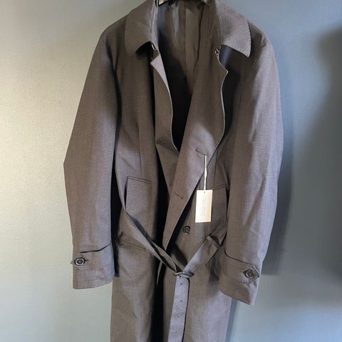 Ubrukt trench coat selges (førpris kr 2999,-)