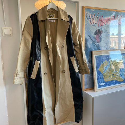 Trenchcoat fra Gina Tricot, str S (men veldig stor i størrelsen)