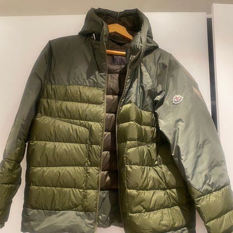 Moncler dunjakke str 3,,, M ( brukt 5-6 gr)