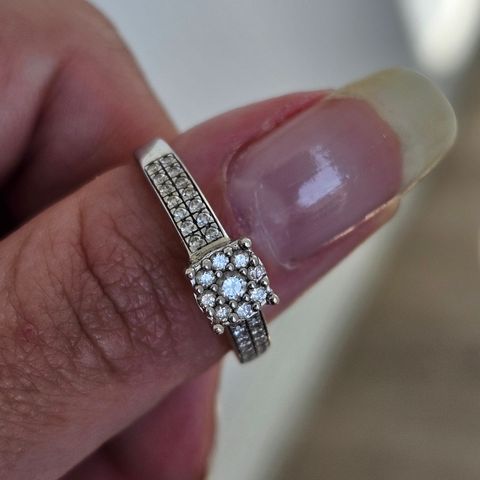 Nydelig diamant ring må ut før 1 juni Haster!!! Les anonsa