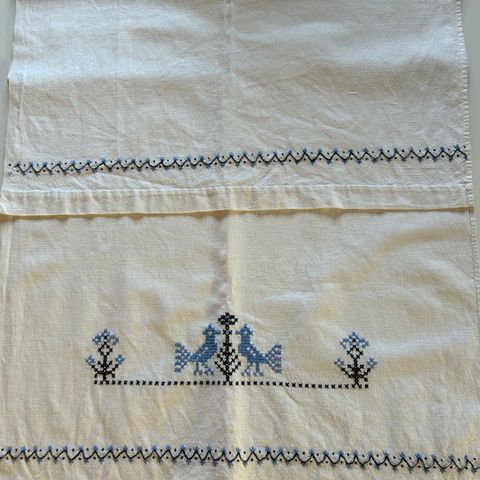 Gammelt brodert pyntehandkle selges