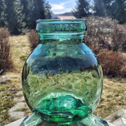 Vintage grønn glassflaske Demijohn av Viresa, produsert rundt 1970.