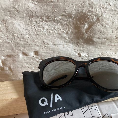 Solbriller med etui fra Quay
