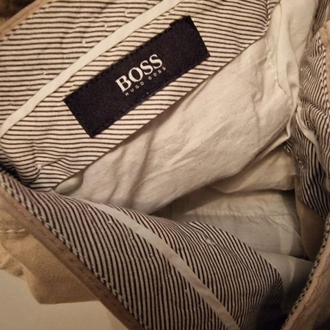 Hugo Boss, str 56.