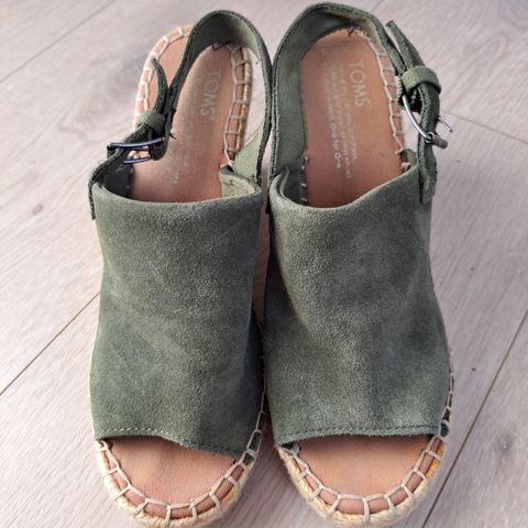 Toms sandal med kilehæl