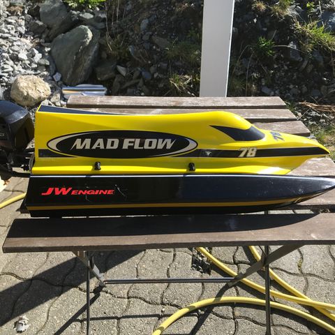 mad flow rc båt