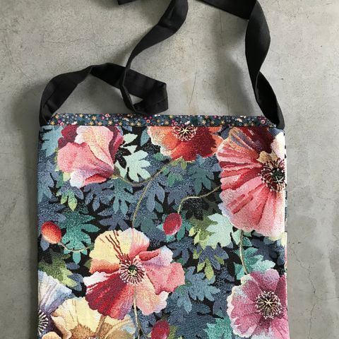 Crossbody veske, 32x33cm.