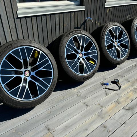 20" Porsche Taycan Turbo Aero felgsett til salgs