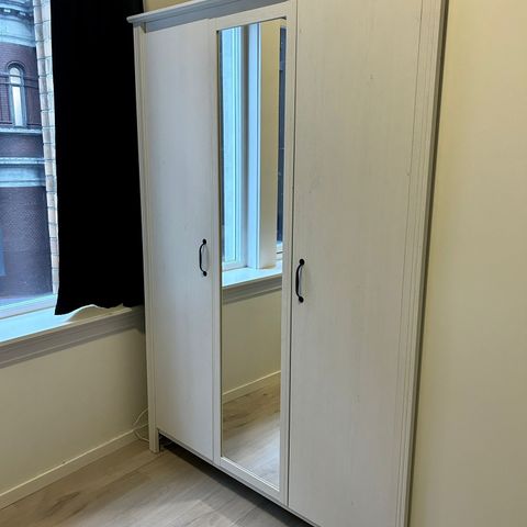 Garderobeskap (tre dører og speil, hvit), IKEA Songesand