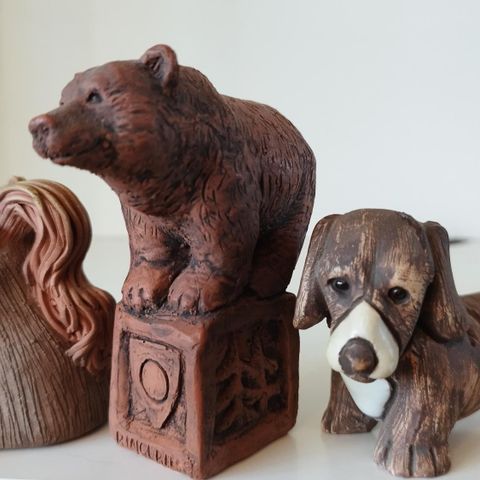 Samle statuer.  En bjørn og to hunder.  Laget av terrakotta.  Leire.